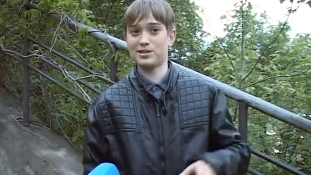 В центре города автомобиль провалился под землю из-за стихийно образовавшейся ямы смотреть онлайн