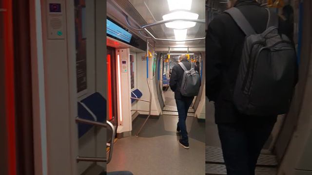 Необычный поезд в Московском метро смотреть онлайн