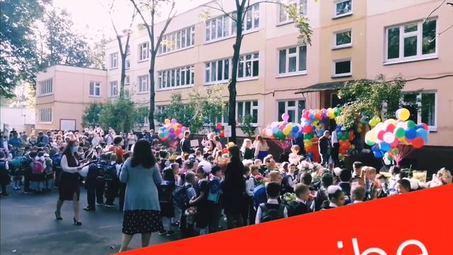 Школы в условиях коронавируса. Линейка на 1 сентября в школе. Милана идет в школу смотреть онлайн