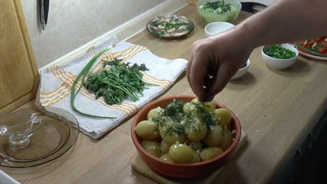 Вкуснейшая молодая картошечка | Варим и жарим | Просто! Вкусно! Недорого! смотреть онлайн