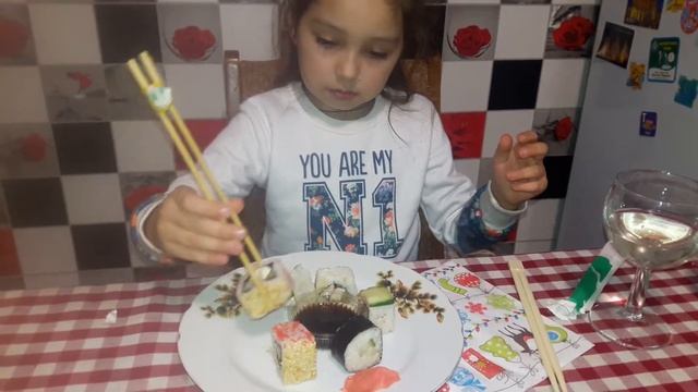 Что делать, если не умеешь пользоваться палочками для суши смотреть онлайн