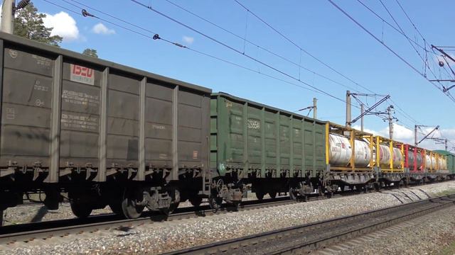 Электровоз ВЛ80С-2716 с грузовым поездом и электровоз ВЛ80С-2621 с грузопассажирским поездом