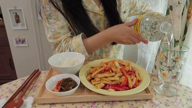 SUB•VLOG 자취생 브이로그? 치즈 닭갈비 만들어 먹고 그릭요거트 딸기 샌드위치 만들어 먹는 일상 브이로그(치즈닭갈비,만두국,두부잡채,그릭요거트딸기샌드위치,그릭요거트만들기) смотреть онлайн