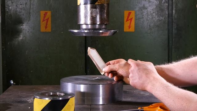 Sharpest Toilet Paper Knife in the world Done With Hydraulic Press смотреть онлайн