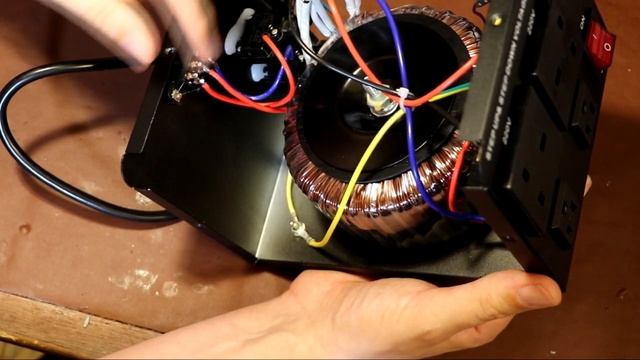 LVYUAN 1500VA 220V - 110V Step Up & Step Down Transformer - Part 1