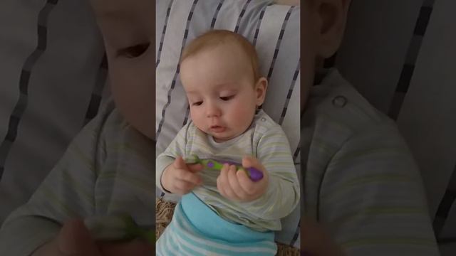 Малыш Эрик чешет десна)))) 🌬️🌬️ смотреть онлайн