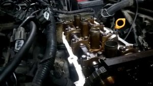 Как поменять маслосъёмные колпачки не снимая головку блока цилиндров на Ниссан