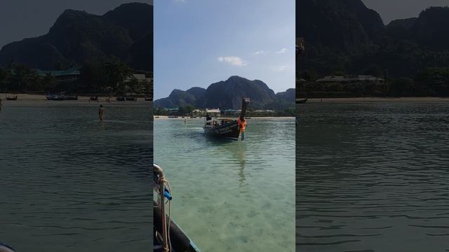 Остров Пхи-Пхи Лодки в красивой лагуне на пляже Ло Далум смотреть онлайн