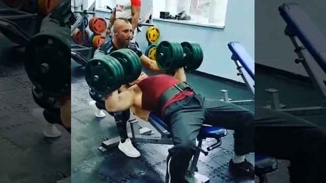 Жим гантелей по 65 кг со страховкой смотреть онлайн