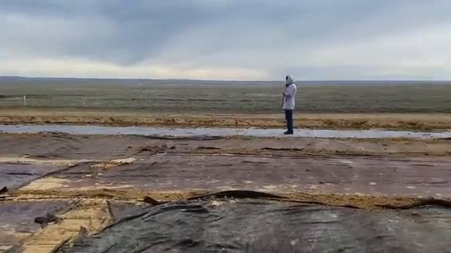 Устройство геотекстиля и основания из ЩПС С-4 (1 слой). ПК 460+00 - 462+00. Лот-1.Дата 10.04.2020 г смотреть онлайн