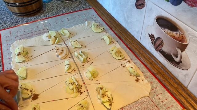 РОГАЛИКИ ИЗ СЛОЁНОГО ТЕСТА С ЯБЛОКАМИ, ОЧЕНЬ КЛАССНЫЙ РЕЦЕПТ | Irina Belaja смотреть онлайн