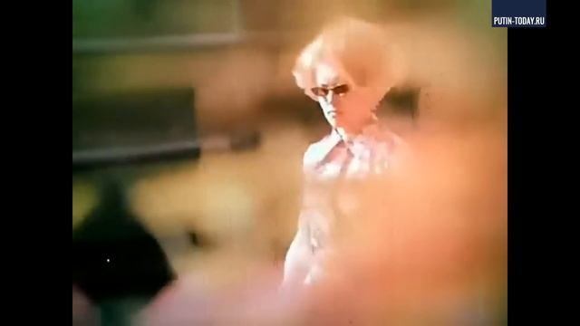 На кого тявкает моська: в эту гигантскую пропасть им будет очень больно падать смотреть онлайн