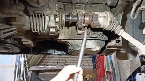 как снять передний правый приводной вал Toyota RAV4 30