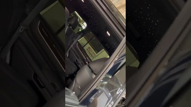 Звездное небо, кожаные сидения с уникальной перфорацией в Lexus LX450D/570 смотреть онлайн