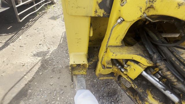 Взяли в работу экскаватор-погрузчик Komatsu WB93 / Ремонт отверстий замена пальцев