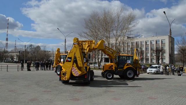 экскаваторы погрузчики ЧЛМЗ 310 поздоровались погрузчиками смотреть онлайн