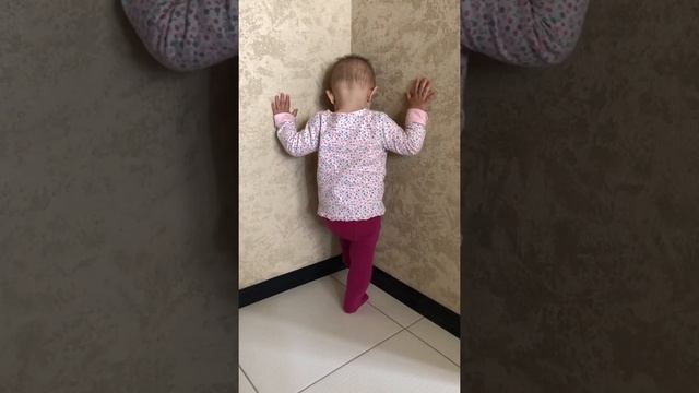 Ребёнок 1 год стоит в углу. Наказан смотреть онлайн