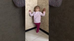 Ребёнок 1 год стоит в углу. Наказан