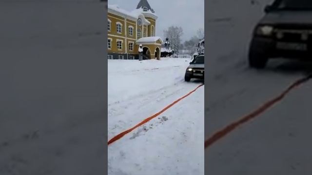 Chevrolet Tracker выдернул из снега ПАЗик смотреть онлайн