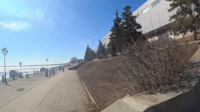 Вид с моста Саратов Энгельс. Нашествие пауков. Набережная Саратова. смотреть онлайн