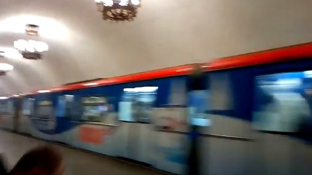 Москва Новогодний поезд в метро.2018 смотреть онлайн