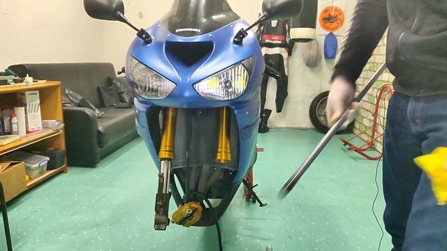 Замена масла и сальников в вилке перевёрнутого типа на Kawasaki ninja ZX-6R смотреть онлайн