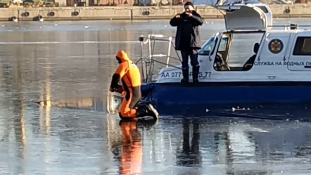 Спасение на Химкинском утки, вмерзшей в лед смотреть онлайн