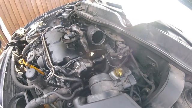 White smoke from Volkswagen silencer/Белый дым валит из глушителя Volkswagen смотреть онлайн