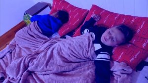 Артур спать невозможно "Давид делает сапит, храпит и разговаривает во сне"