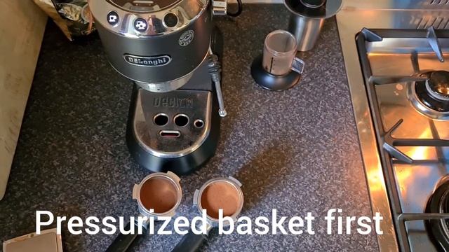 DeLonghi Dedica: Pressurized vs non pressurized Basket смотреть онлайн