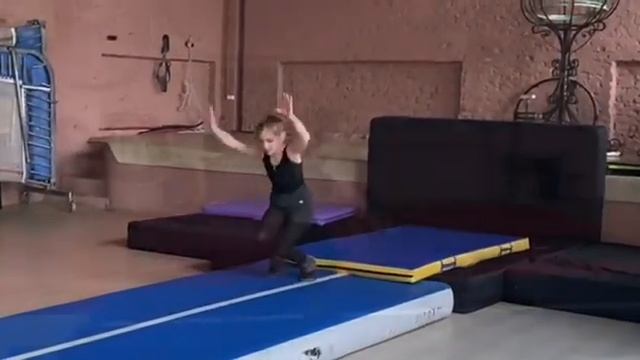 Акробатика/учу сложные акробатические элементы/ рондат-сальто- фляк/ workout Zlata Energy смотреть онлайн