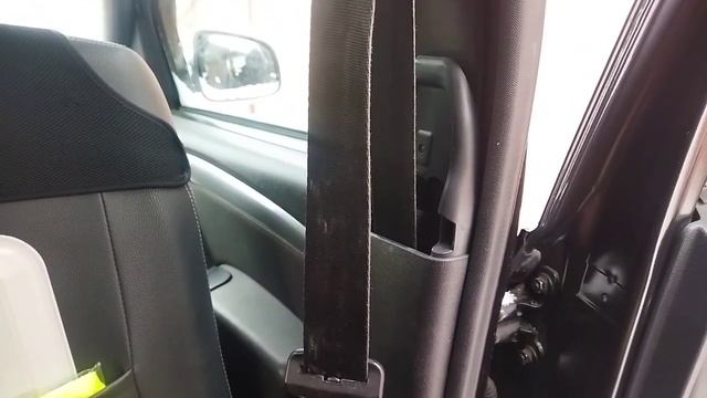 Передний ремень безопасности Рено Дастер не втягивается назад, решаем проблему