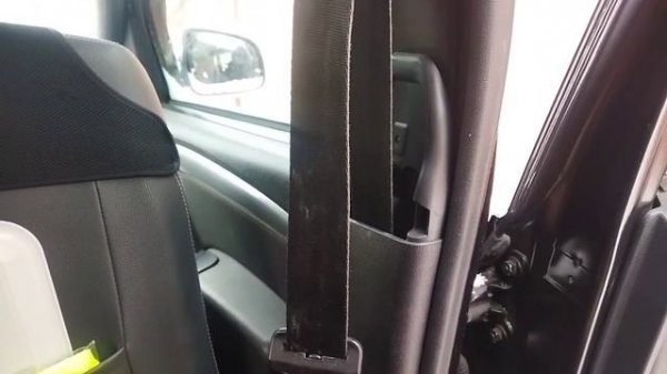 Передний ремень безопасности Рено Дастер не втягивается назад, решаем проблему