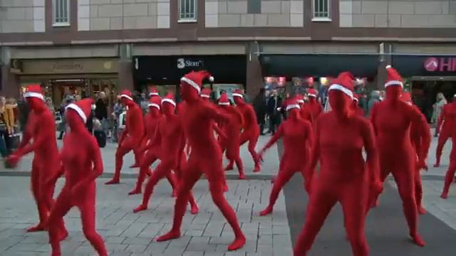 Lady Gaga Christmas Flash Mob Starring Richard Bacon смотреть онлайн