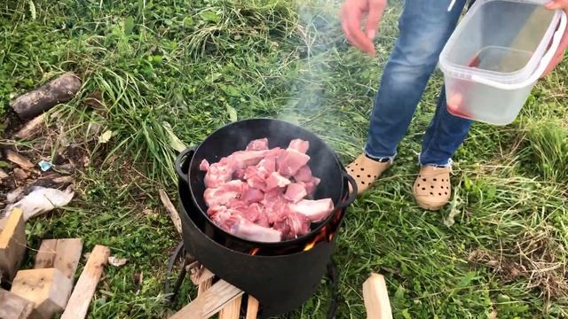 Пикник-Рыбалка/ Готовим Ребрышки по-старорусски в казане/ Убираю мусор за рыбаками смотреть онлайн