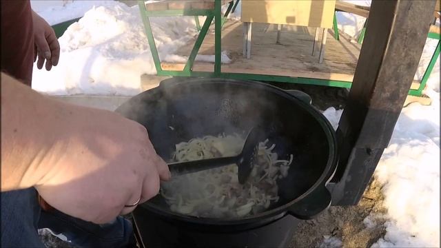 Куриные сердечки с шампиньонами в сливками в казане на костре смотреть онлайн