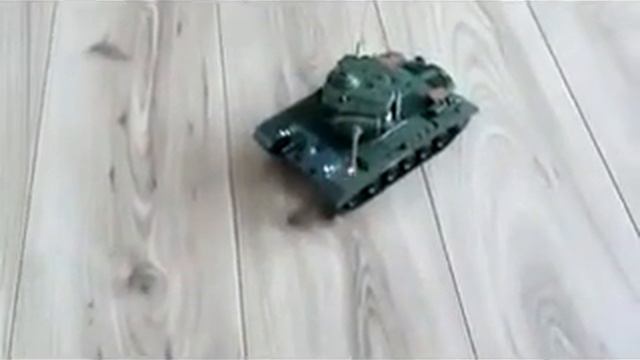 Танк на батарейках смотреть онлайн