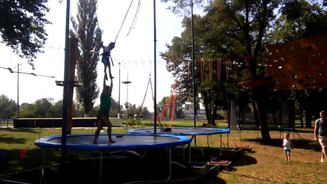 Ребенок на аттракционе рогатка . Арсений прыгает на рогатке. Крик.Страх. смотреть онлайн