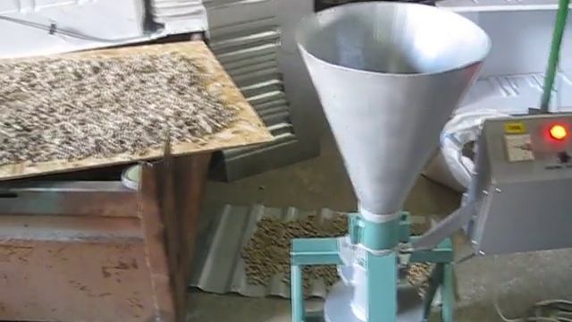 Гранулятор комбикорма, крупная матрица смотреть онлайн