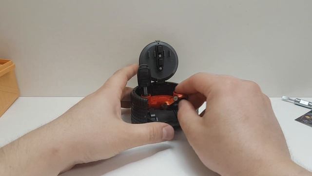 Распаковываем и исследуем необычный ящик: Гараж Колесо с машиной и инструментами #gearhead смотреть онлайн