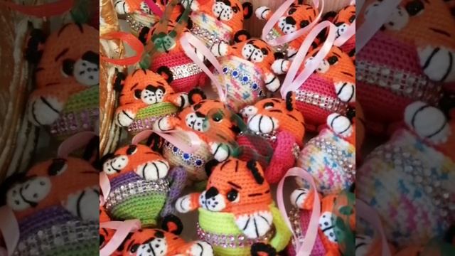 тигрята в чашке.