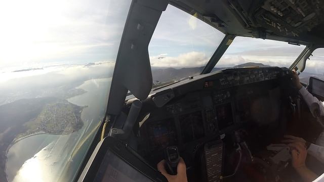 COCKPIT VIEW | B737 Landing Chambery CMF/LFLB Runway 18 смотреть онлайн