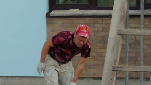 16.07.19  Утепляем фасады домов. Наносим декоративные штукатурки. Сеня упал с лесов в кадре.