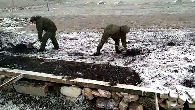 Два солдата из стройбата заменяют экскаватор смотреть онлайн