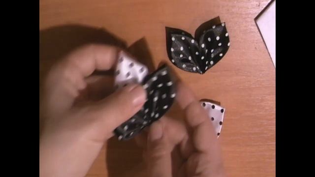 Ободок в школу в стиле канзаши. Цветы канзаши. // Bezel kanzashi to school in style. смотреть онлайн