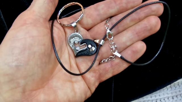 Парные кулоны две половинки сердца для влюбленных. Цвет светлого и черного серебра смотреть онлайн