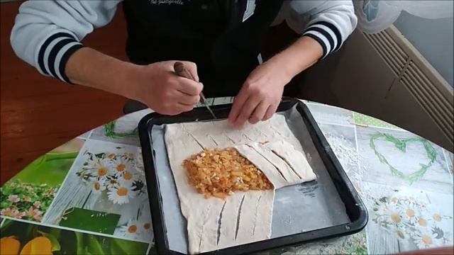 Кулебяка с капустой и сырные палочки. смотреть онлайн