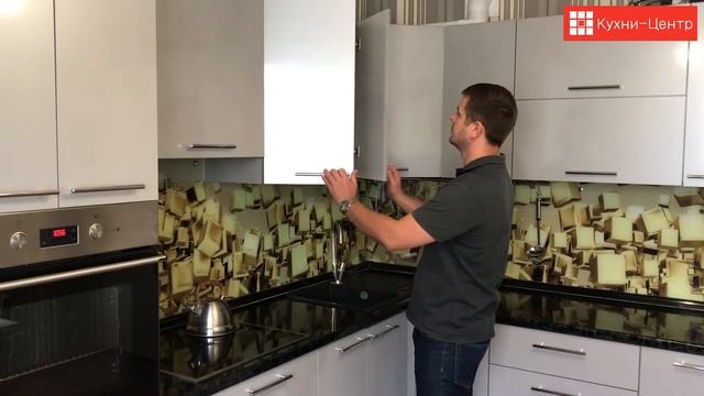 Обзор угловой кухни с фасадами из пластика, изготовленной компанией КУХНИ-ЦЕНТР (г. Краснодар) смотреть онлайн