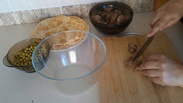 САЛАТ "ОБЖОРКА" ИЗ КУРИНОЙ ПЕЧЕНИ С ЯИЧНЫМИ БЛИНЧИКАМИ. смотреть онлайн