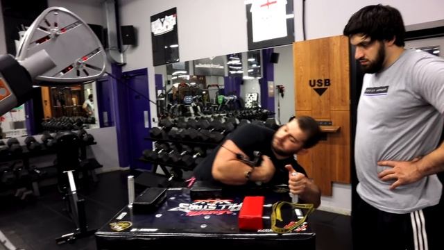 LEVAN SAGINASHVILI | DÉVELOPPÉ COUCHÉ 240 KG EN AYANT UN RHUME ? ? | BRAS DE FER SPORTIF